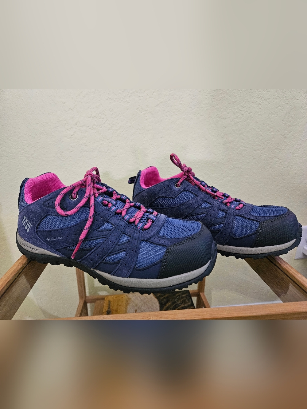 NWOT Columbia Redmond  Women's Navy and Hot Pink Trail Walkers Size 7 / 7.5
